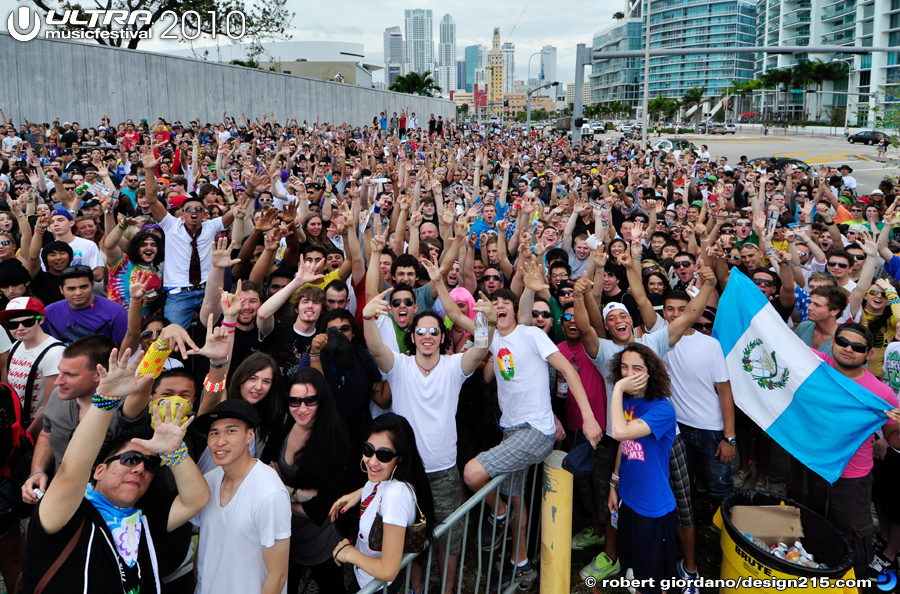 Huge Crowd at the gate Friday - 2010 Ultra Music Festival