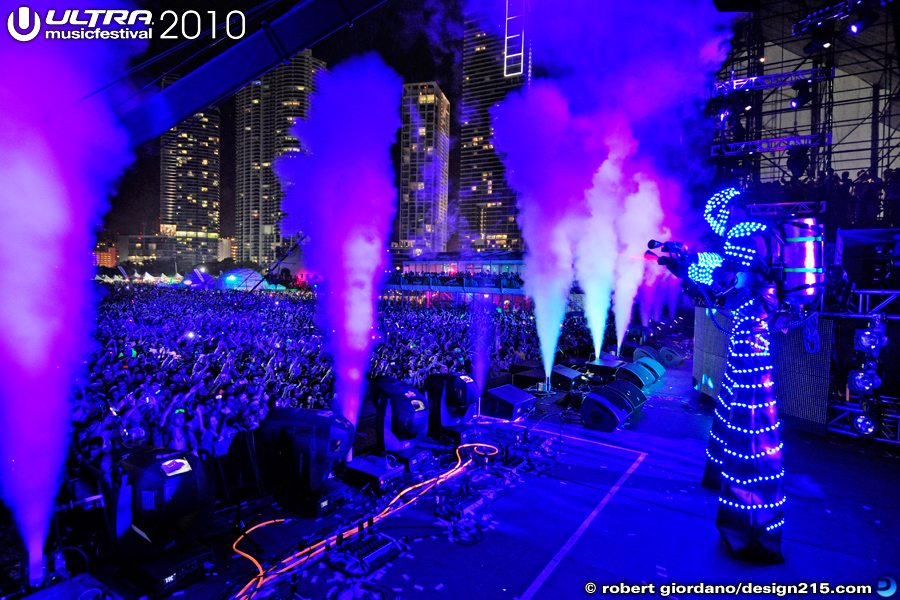 Tiesto with Robots on the Main Stage #5253 - 2010 Ultra Music Festival