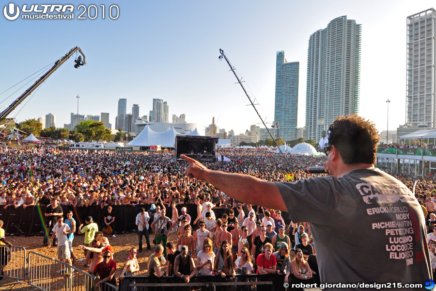 Damian Pinto on the Main Stage - 2010 Ultra Music Festival
