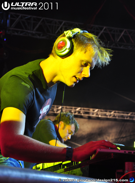 Armin Van Buuren, State of Trance #1807 - 2011 Ultra Music Festival