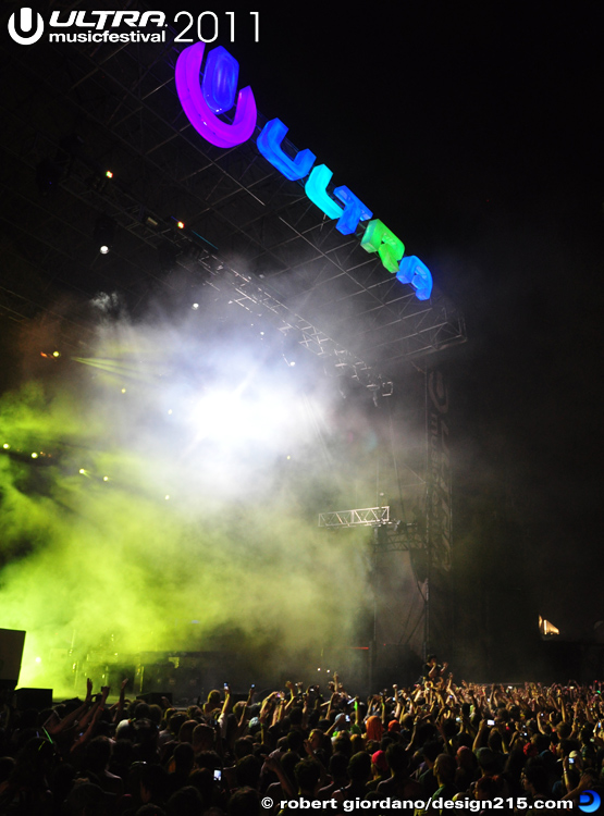 Crystal Castles, Live Stage #1895 - 2011 Ultra Music Festival